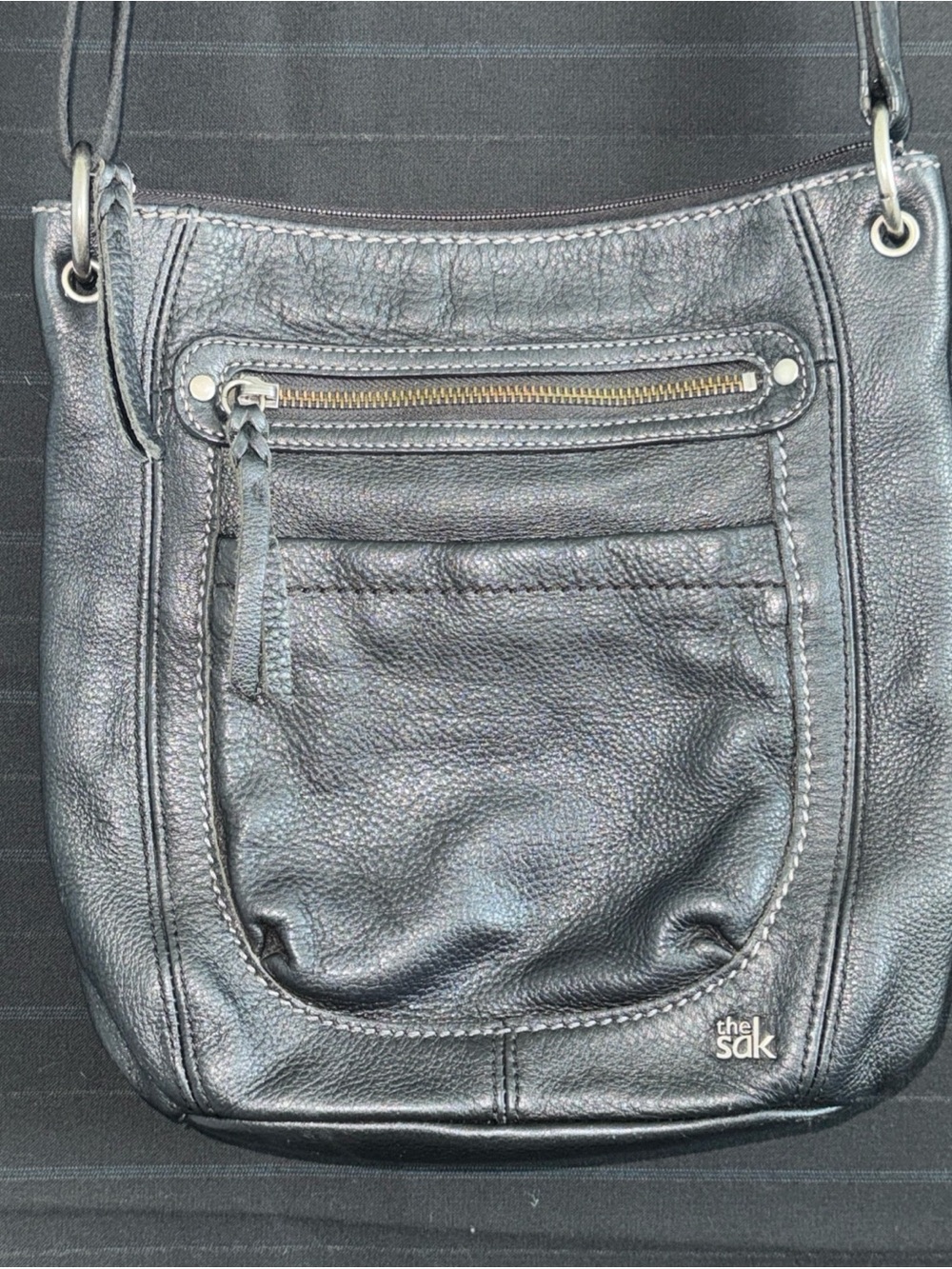 The Sak Black Leather Crossbody Purse Adjustable Strap Contrast Stitch Zip Top